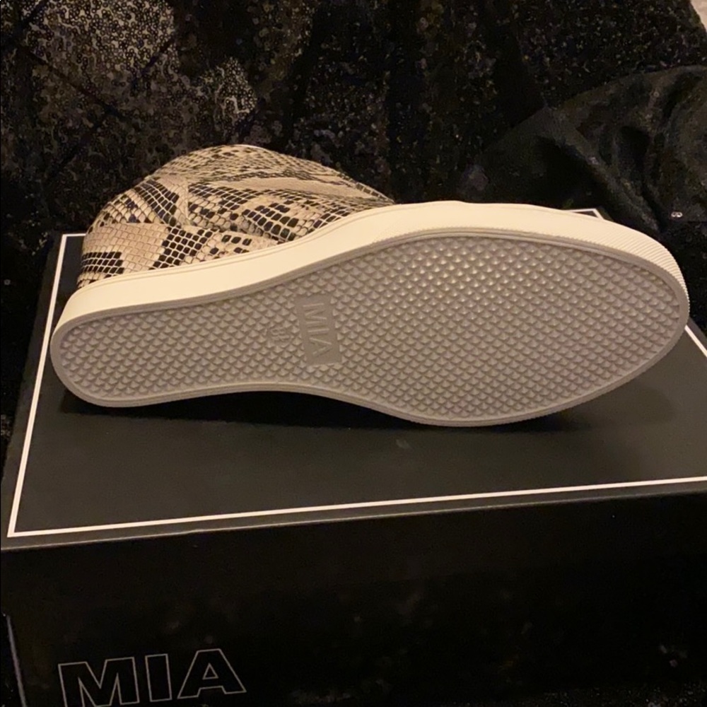 Shoes - Picture 4 of 5